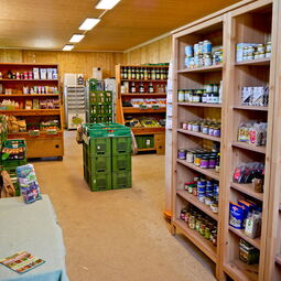 Auenhof Hofladen - Innenansicht mit Regalen und Gemüsekisten